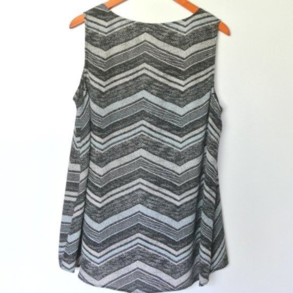 Torrid Abstract Chevron Georgette Hi Low Tank 1X - Picture 11 of 11